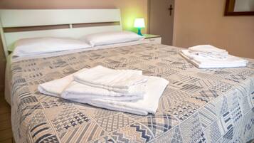 Kamer, 1 twee- of 2 eenpersoonsbedden, privébadkamer, gedeeltelijk uitzicht op zee | Een bureau