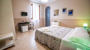 Chambre Double ou avec lits jumeaux, salle de bains privée, vue partielle sur la mer