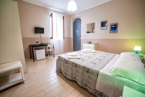 Dobbelt- eller tomannsrom, privat bad, delvis sjøutsikt | Skrivebord