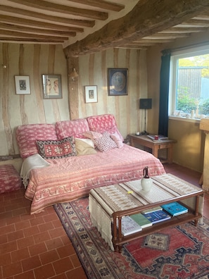 3 habitaciones, tabla de planchar con plancha y ropa de cama