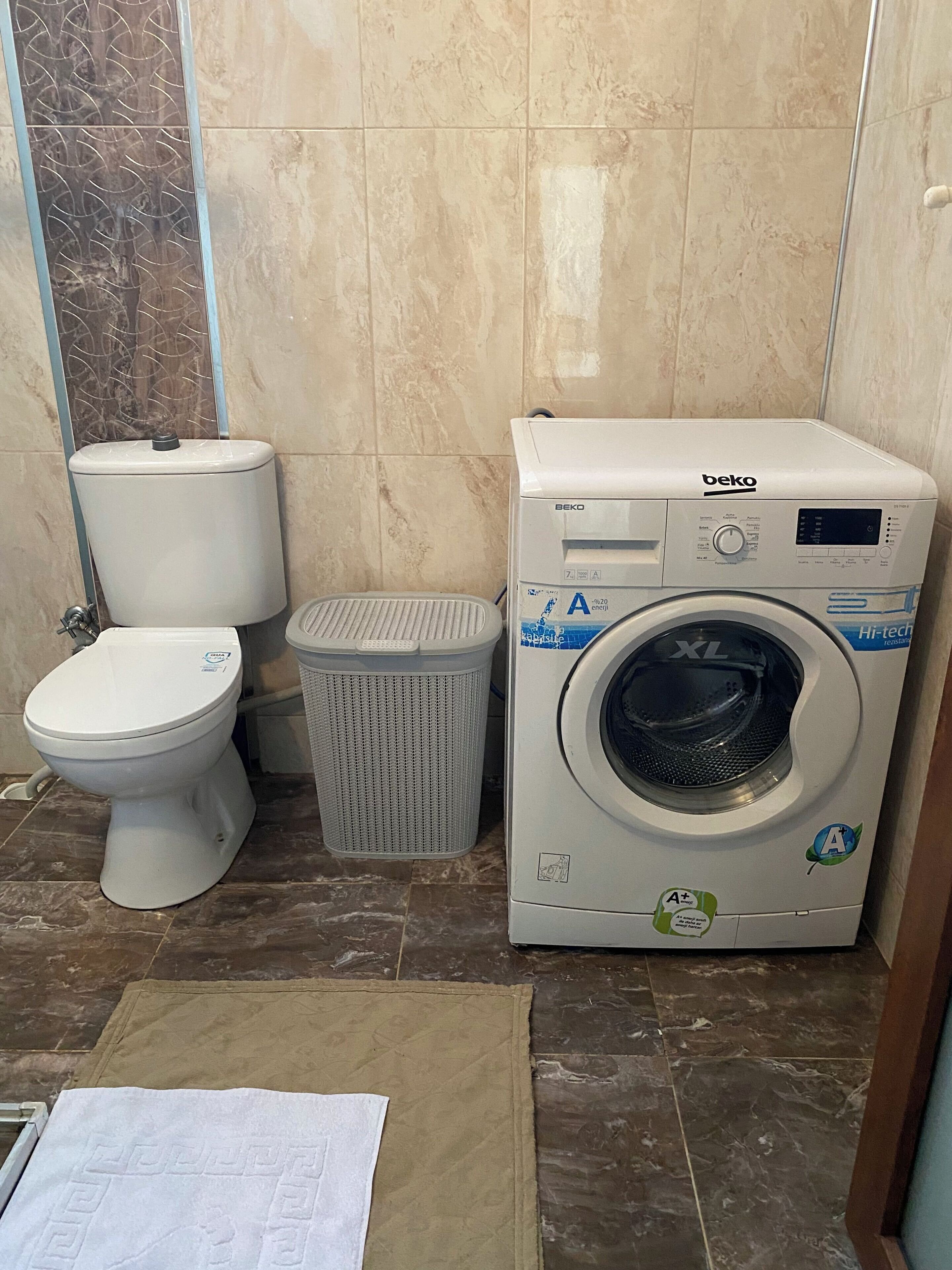 Departamento básico, balcón, vista a la montaña | Amenidades de baño | Pantuflas, toallas, jabón, shampoo 