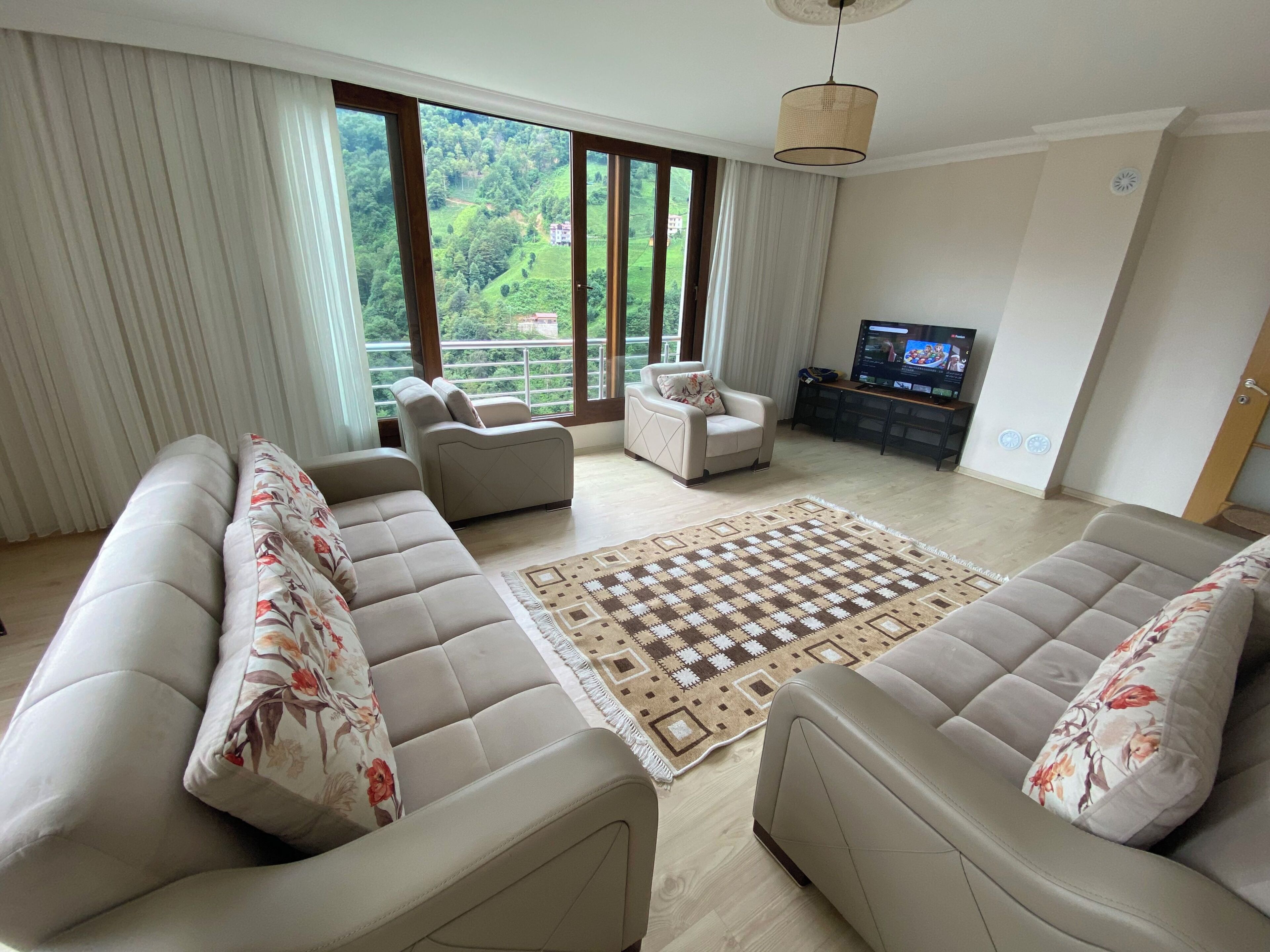 Apartemen Basic, balkon, pemandangan gunung | Ruang keluarga