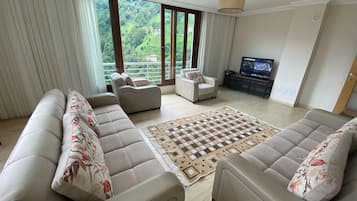 Apartemen Basic, balkon, pemandangan gunung | Ruang keluarga