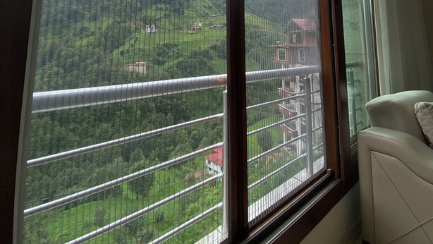 Appartement de base, balcon, vue sur la montagne | Salle de séjour
