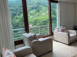 Apartamento básico, balcón, vistas a la montaña | Sala de estar