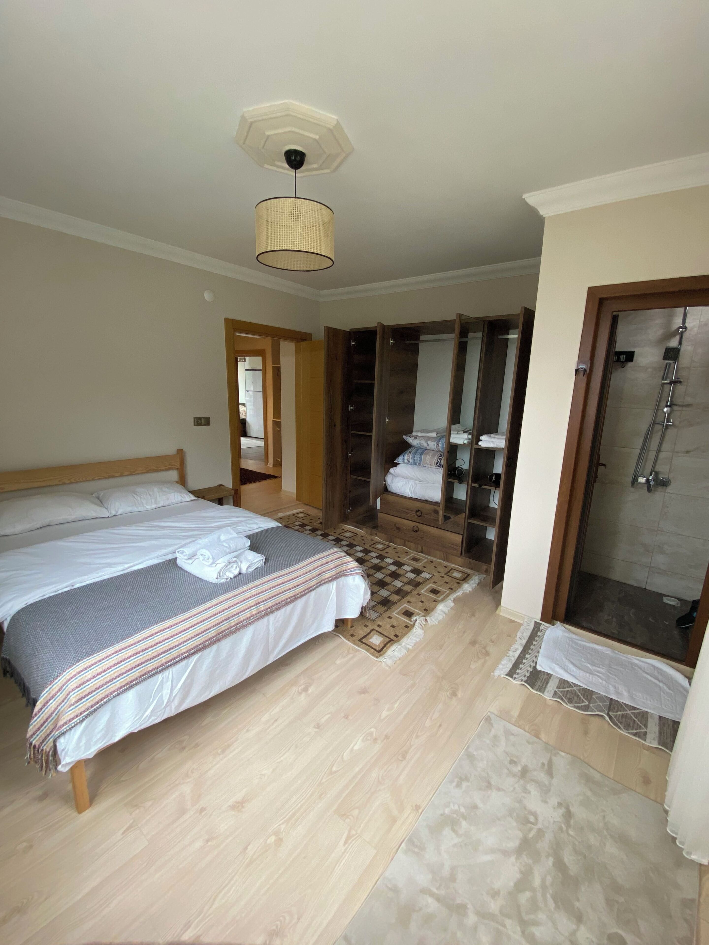 Apartemen Basic, balkon, pemandangan gunung | 1 kamar tidur, setrika/meja setrika, dan Wi-Fi gratis