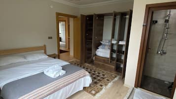 Apartemen Basic, balkon, pemandangan gunung | 1 kamar tidur, setrika/meja setrika, dan Wi-Fi gratis