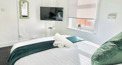 Right in the heart of Portsmouth, less than 10 minutes walk from the beach!