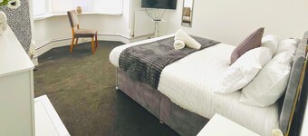 Right in the heart of Portsmouth, less than 10 minutes walk from the beach!