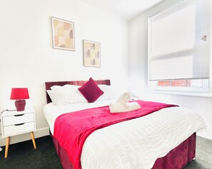 Tabla de planchar con plancha, wifi y ropa de cama 
