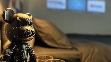 Deluxe-Studio | Schreibtisch, laptopgeeigneter Arbeitsplatz, Verdunkelungsvorhänge