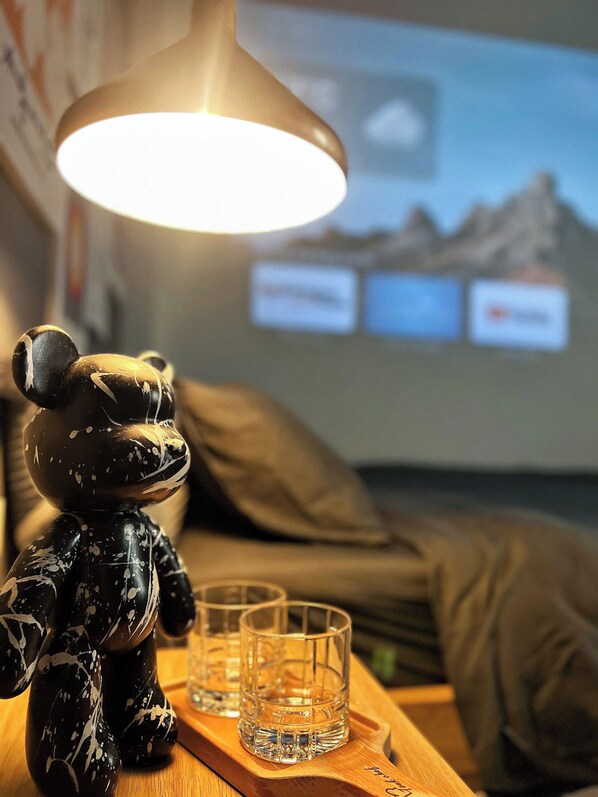 Studio Deluxe | Bureau, espace de travail pour ordinateur portable, rideaux occultants