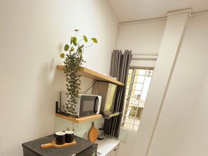 Suite Studio Affaires, 1 grand lit | Cuisine privée | Réfrigérateur, micro-ondes, plaque de cuisson