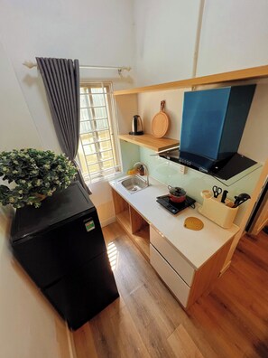 Studio Deluxe | Cuisine privée | Réfrigérateur, micro-ondes, plaque de cuisson