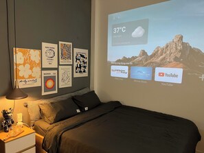 Studio Deluxe | Bureau, espace de travail pour ordinateur portable, rideaux occultants