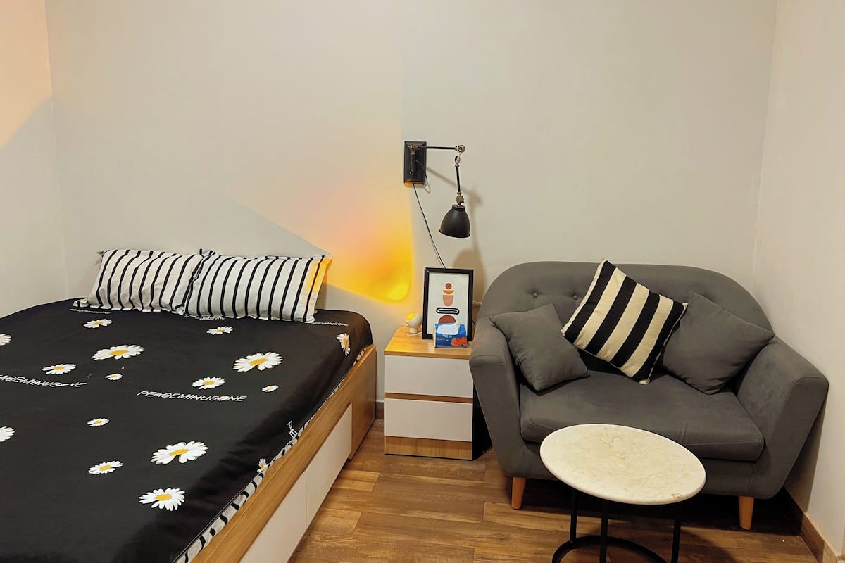 Studiosuite – business, 1 queensize-seng | Skrivebord, skrivebord for bærbar PC, blendingsgardiner og lydisolert
