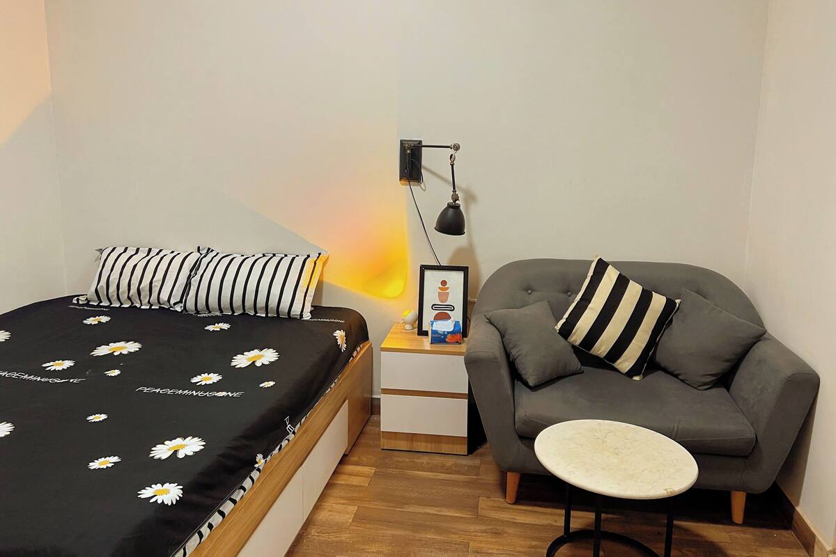 Studio Suite Bisnis, 1 Tempat Tidur Queen | Meja kerja, ruang kerja ramah laptop, dan tirai kedap cahaya