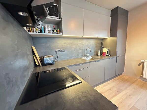 Réfrigérateur, un four, surface de cuisson, cafetière-théière