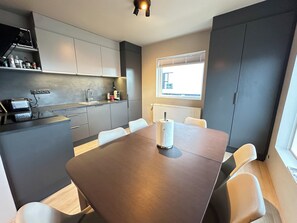 Réfrigérateur, un four, surface de cuisson, cafetière-théière