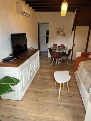 1 bedroom, iron/ironing board, travel crib, free WiFi - House with small garden in the heart of Sologne. Near Beauval and castles. (Romorantin-Lanthenay)