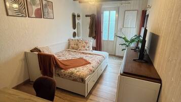 1 slaapkamer, een strijkplank/strijkijzer, reisbedje, gratis wifi