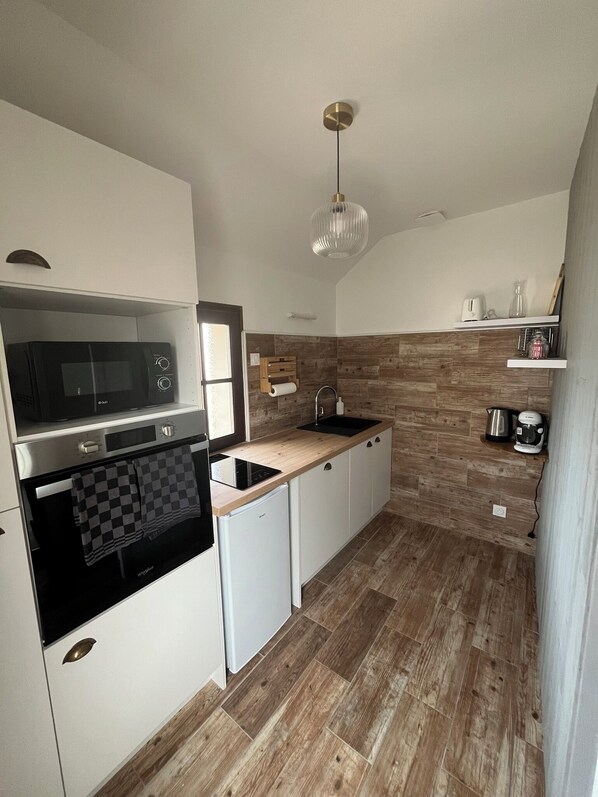 Fridge, microwave, oven, stovetop - House with small garden in the heart of Sologne. Near Beauval and castles. (Romorantin-Lanthenay)