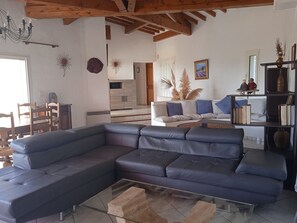 Smart-TV, Bücher, Stereoanlage