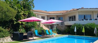 LA RUSCANA its swimming pool and garden 600m from the beach