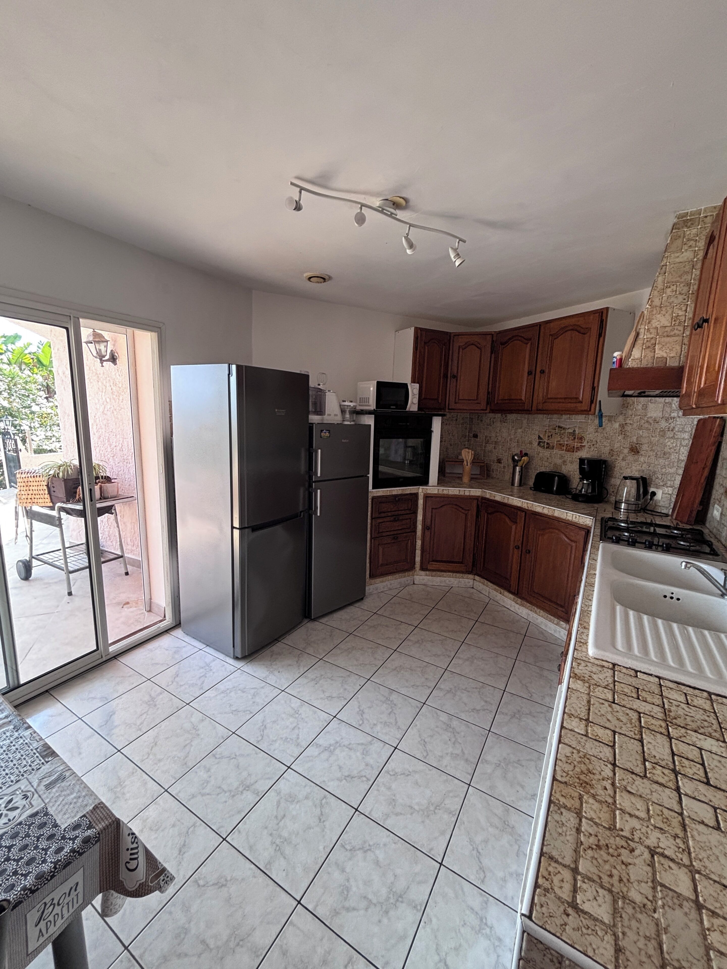 Coffee/tea maker, fridge, microwave, oven