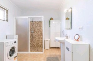 Douche, sèche-cheveux, bidet, serviettes fournies