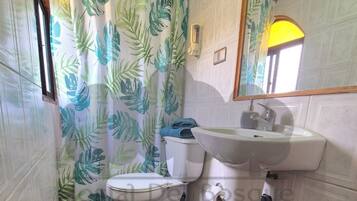 Comfort Suite, Courtyard View | Bathroom | Combined shower/tub, towels, soap, shampoo