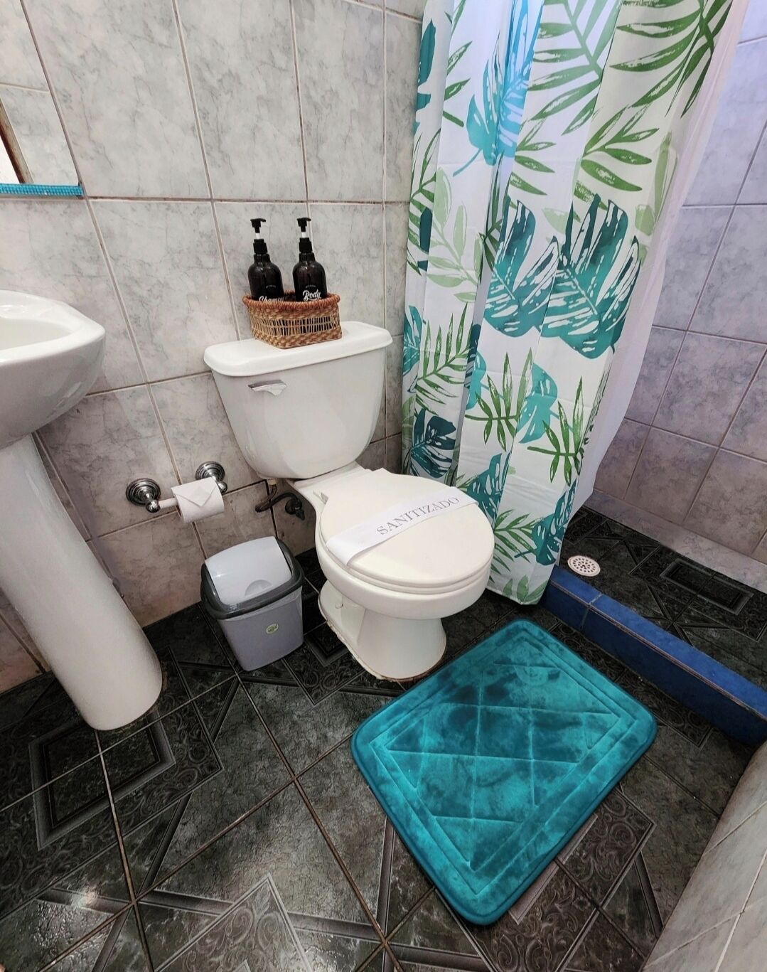 Ensemble baignoire-douche, serviettes fournies, savon, shampooing