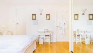 3 bedrooms, desk, iron/ironing board, free WiFi