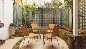 Outdoor dining - Stylish & Light-Filled Apartment in Trendy Notting Hill (London)