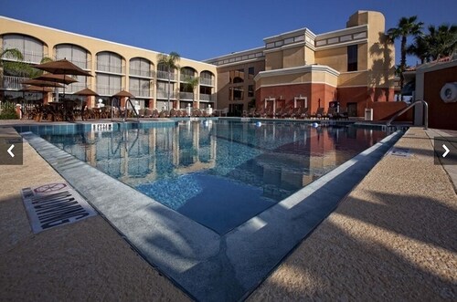 2-bedroom suite that sleeps 8 with washer/dryer, full kitchen in Kissimmee, FL.