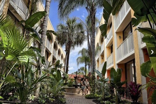 2-bedroom suite that sleeps 8 with washer/dryer, full kitchen in Kissimmee, FL.