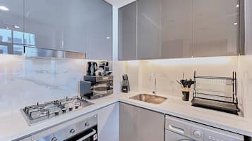Premium Apartment, 1 Queen Bed, Balcony, Pool View | Private kitchen