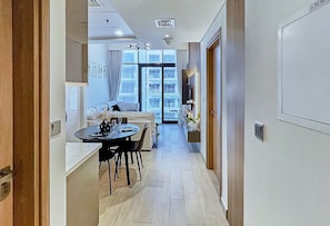 Premium Apartment, 1 Queen Bed, Balcony, Pool View | Dining room - bnbme - Azizi Riviera 45 - 1 BDR (Dubai)