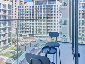 Premium Apartment, 1 Queen Bed, Balcony, Pool View | Balcony - bnbme - Azizi Riviera 45 - 1 BDR (Dubai)