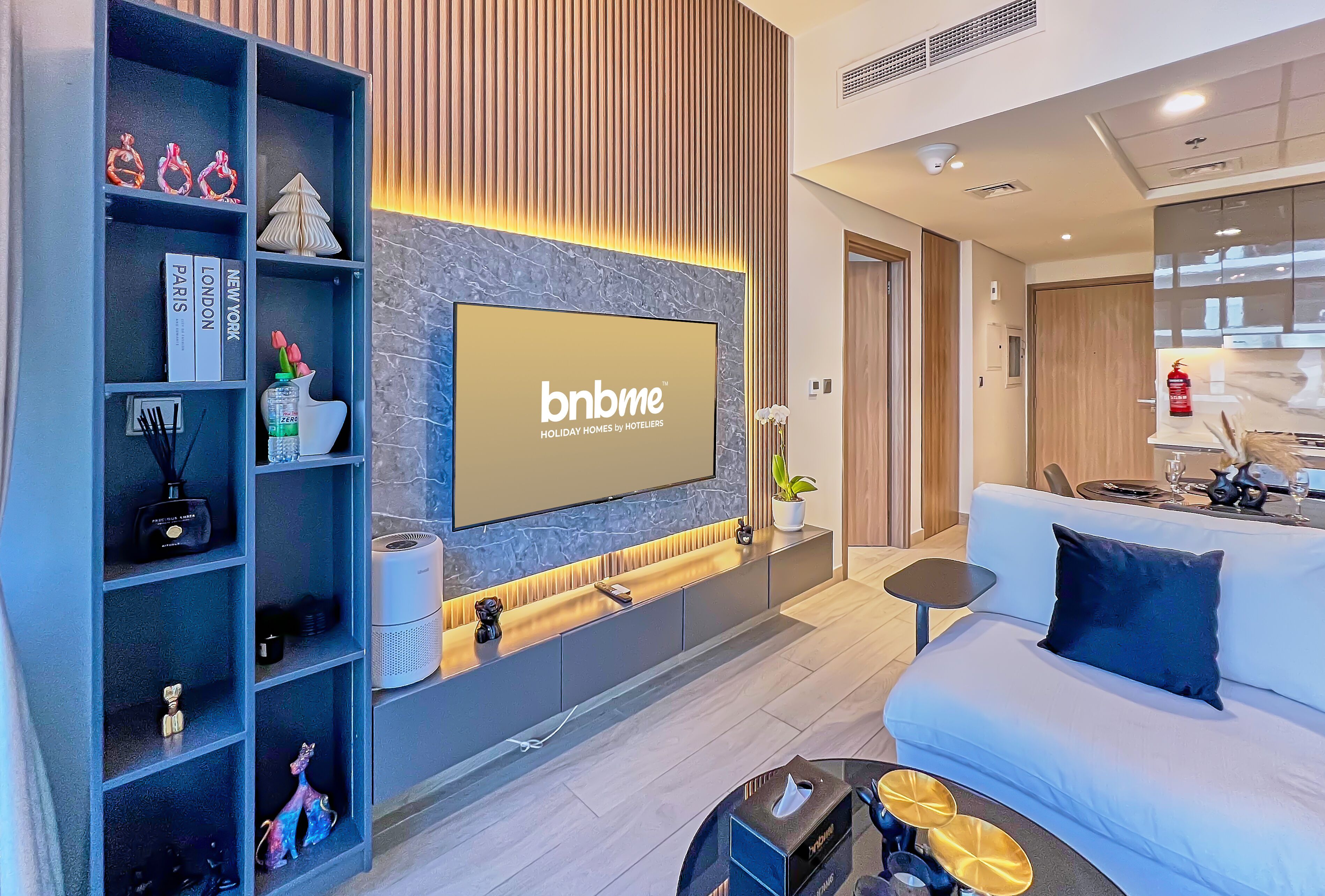 Appartamento Premium, 1 letto queen, balcone, vista piscina | Soggiorno | Smart TV 55 pollici con canali via cavo