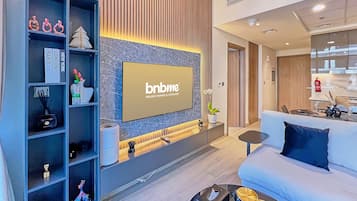 Departamento Premium, 1 cama Queen size, balcón, vista a la alberca | Sala de estar | Smart TV de 55 pulgadas con canales por cable