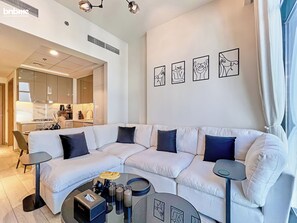 Apartamento premium, 1 cama Queen, sacada, vista para a piscina | Sala de estar | Smart TV 55 polegadas com canais a cabo