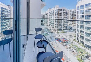 Apartamento premium, 1 cama Queen, sacada, vista para a piscina | Sacada