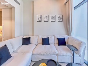 Apartamento premium, 1 cama Queen, sacada, vista para a piscina | Sala de estar | Smart TV 55 polegadas com canais a cabo