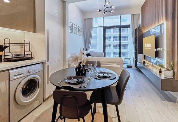 Appartement Premium, 1 grand lit, balcon, vue piscine | Salle à manger