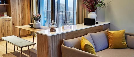 Suite Deluxe, vista al valle | 1 habitación, minibar y caja de seguridad en la habitación