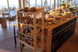 Esmorzar diari d'estil bufet gratuït 