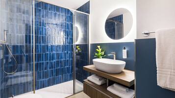 Superior appartement, 1 slaapkamer | Badkamer | Een douche, gratis toiletartikelen, een haardroger, een bidet