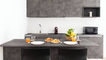 Appartamento Superior, 1 camera da letto | Cucina privata | Frigorifero con congelatore, microonde, piano cottura