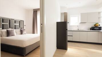 Premier appartement, 1 slaapkamer | 1 slaapkamer, een kluis op de kamer, een strijkplank/strijkijzer